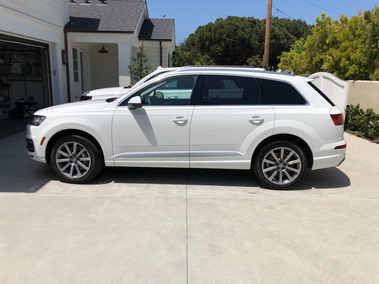 Audi Q7 side profile after a mobile exterior detail