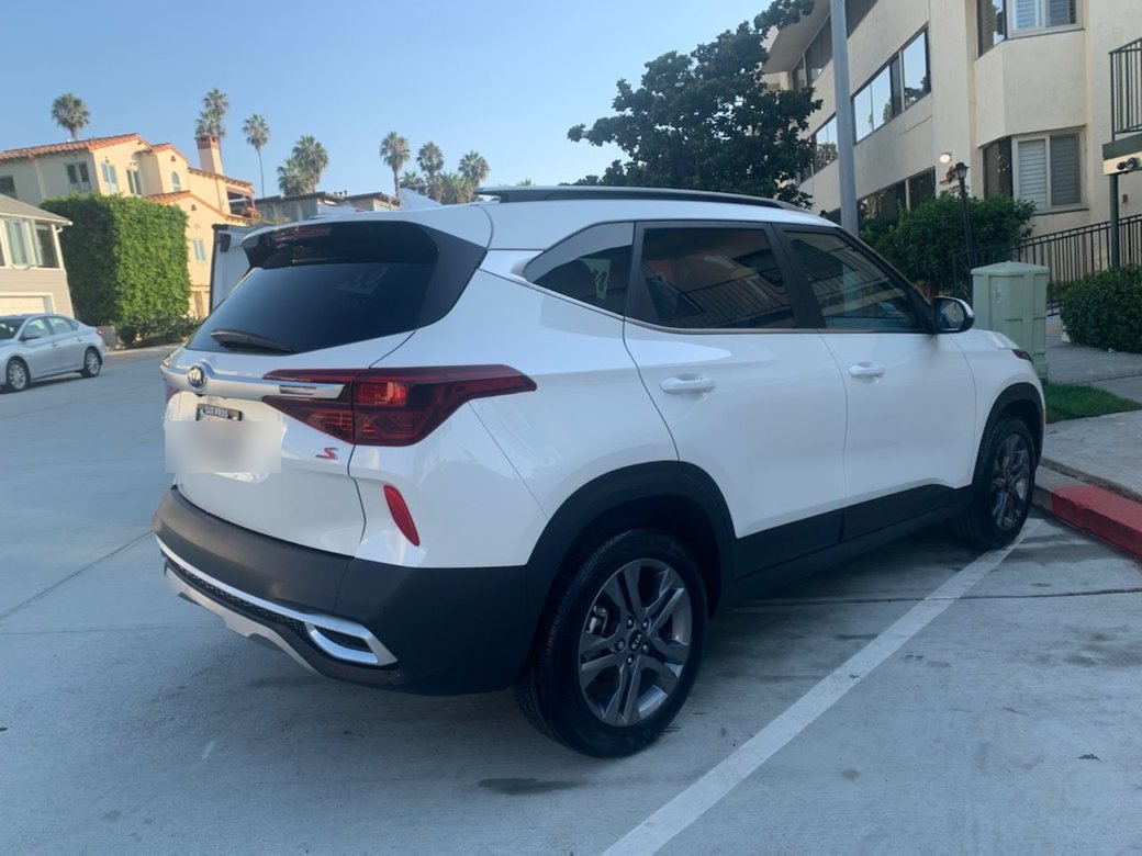 White Kia SUV with a fresh glossy finish after a mobile detail